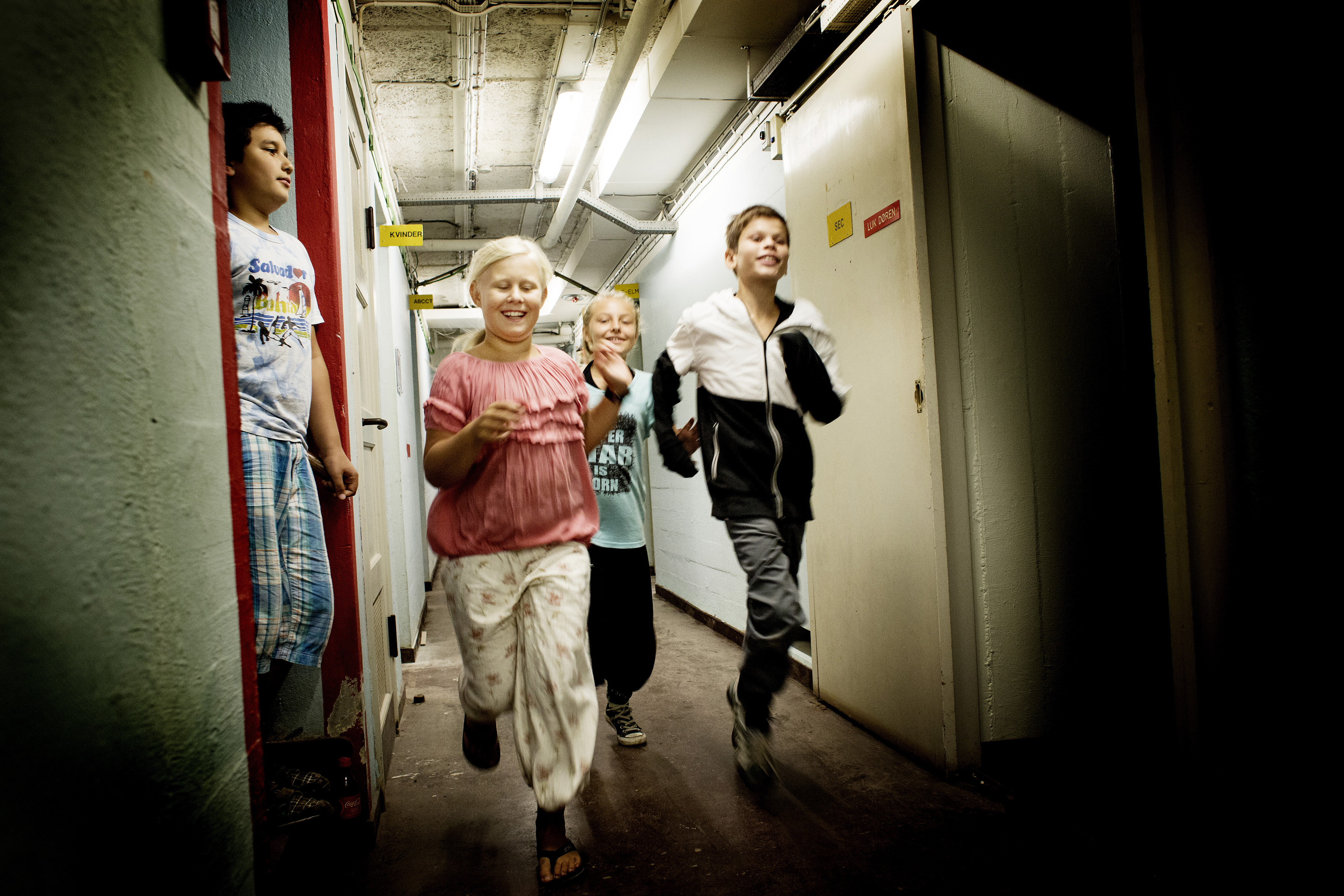 glade børn der kommer løbende i gangen i Ejbybunkeren