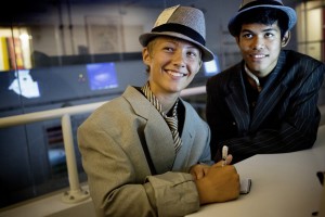 elever iklædt journalist kostume ved kommandobroen i Ejbybunkeren