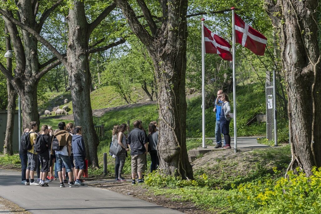gruppe af mennesker foran Indgangen til Ejbybunkeren på en solskinsdag
